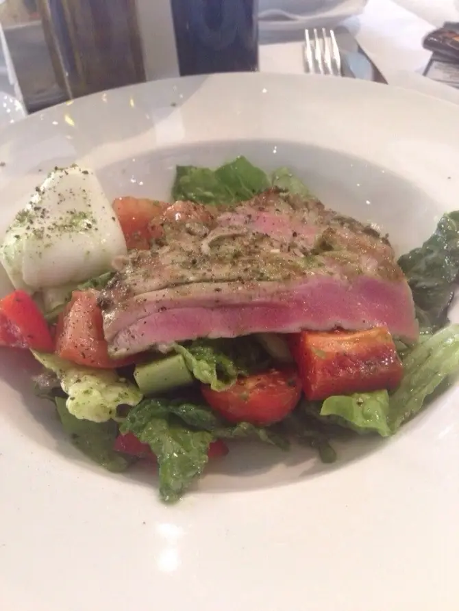 Instagram: Салат с тунцом в Bistro de Luxe