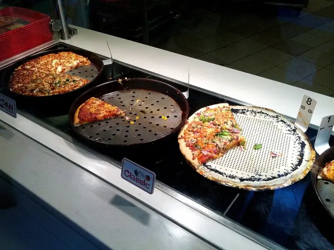 Instagram: Тайный гость КокоБай в Вильнюсе: Вкуснее пиццы не бывает «Pizzahut»