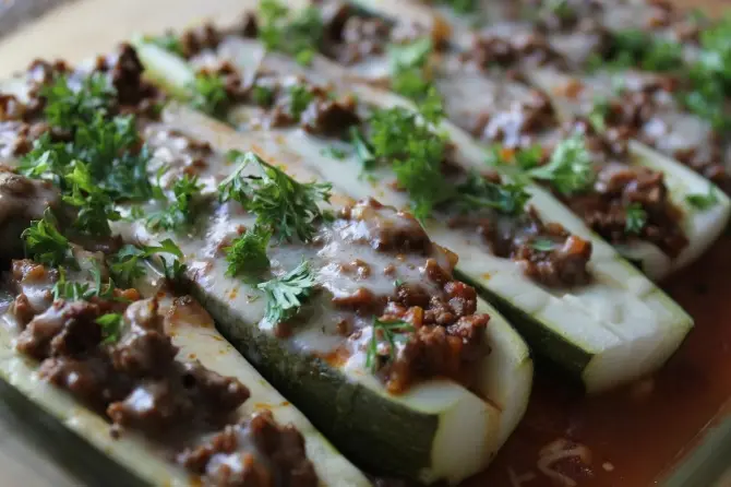 Рецепты: Овощная закуска: Лодочки из кабачков с мясным фаршем в томатном соусе