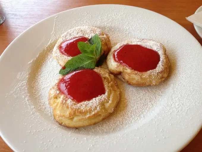 Instagram: Оладушки с клубничным соусом from «Безе»