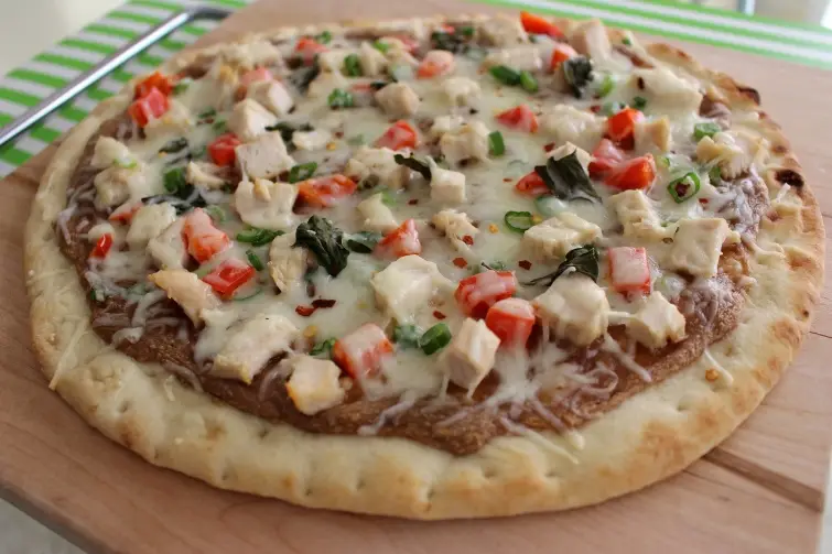 Рецепты: Острая пицца с курицей и арахисом «по-тайски»
