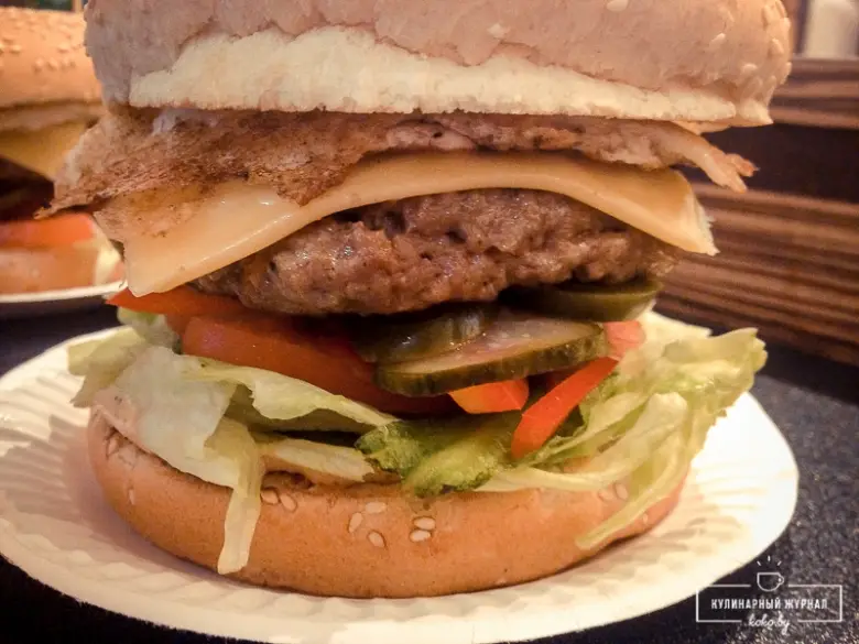 Заведения: «Beef You» оплот сытного фастфуда в Вильнюсе — самый большой гамбургер по цене двух в Минске