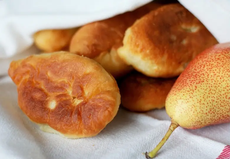 Рецепты: Пирожки на сковороде с начинкой из картошки и сыра