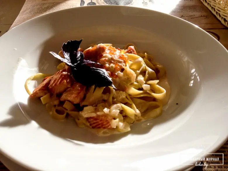 Заведения: Обед в Gusto*Giusto, паста с красной икрой и кростата с грушей