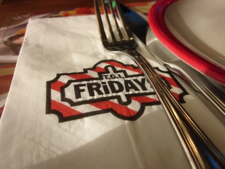 Заведения: Обед в ресторане «T.G.I. Friday's (Т.Ж.И. Фрайди'с)» — веселое заведение со своей атмосферой