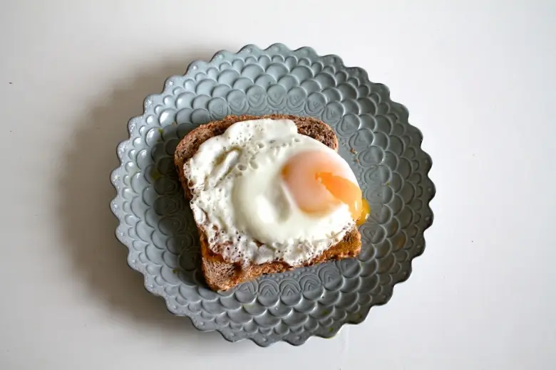 Рецепты: 5 способов знатно и вкусно пожарить яйца на завтрак