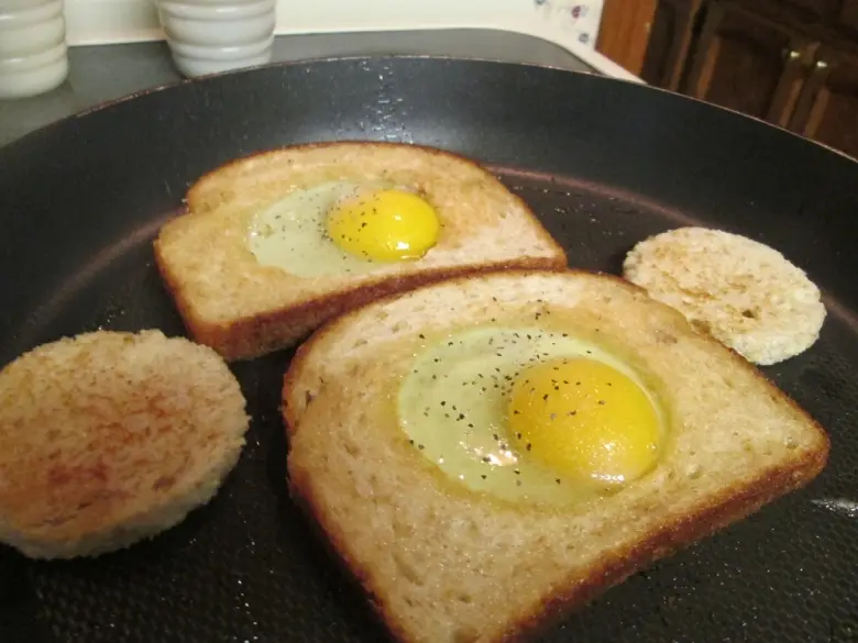 Рецепты: 5 способов знатно и вкусно пожарить яйца на завтрак