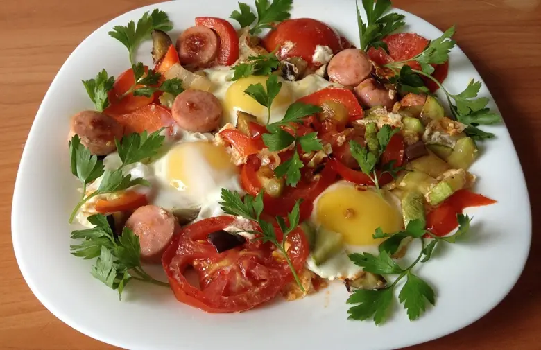 Рецепты: 5 способов знатно и вкусно пожарить яйца на завтрак