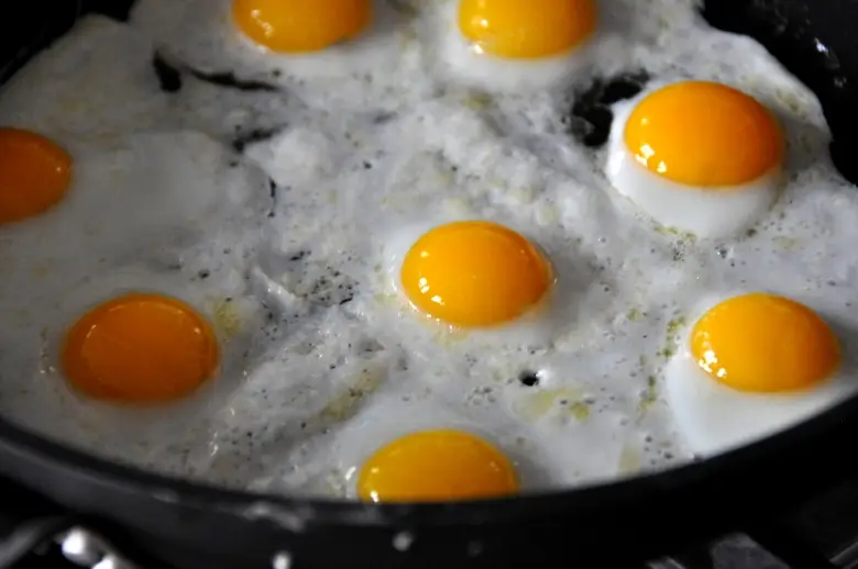 Рецепты: 5 способов знатно и вкусно пожарить яйца на завтрак