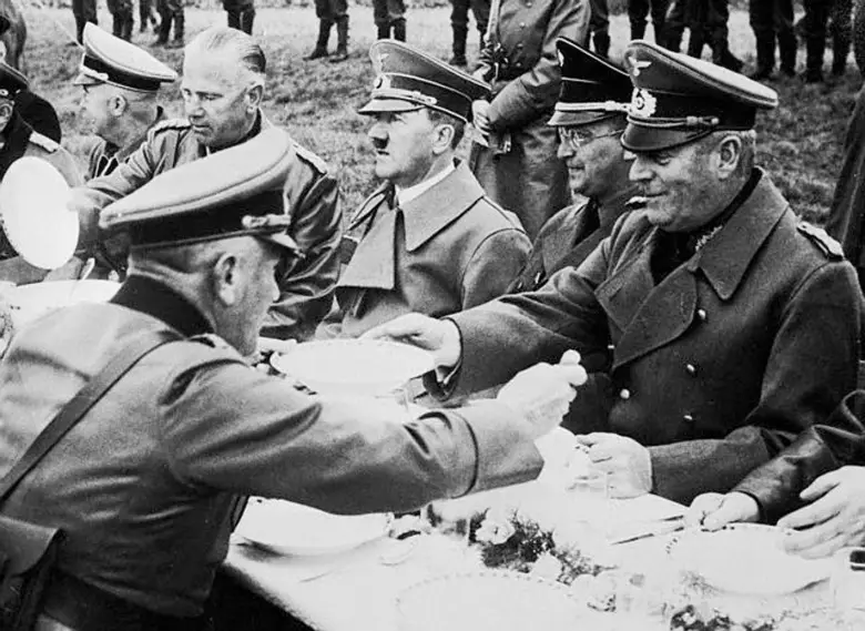 Новости: Французского кондитера уличили в приготовлении расистских пирожных