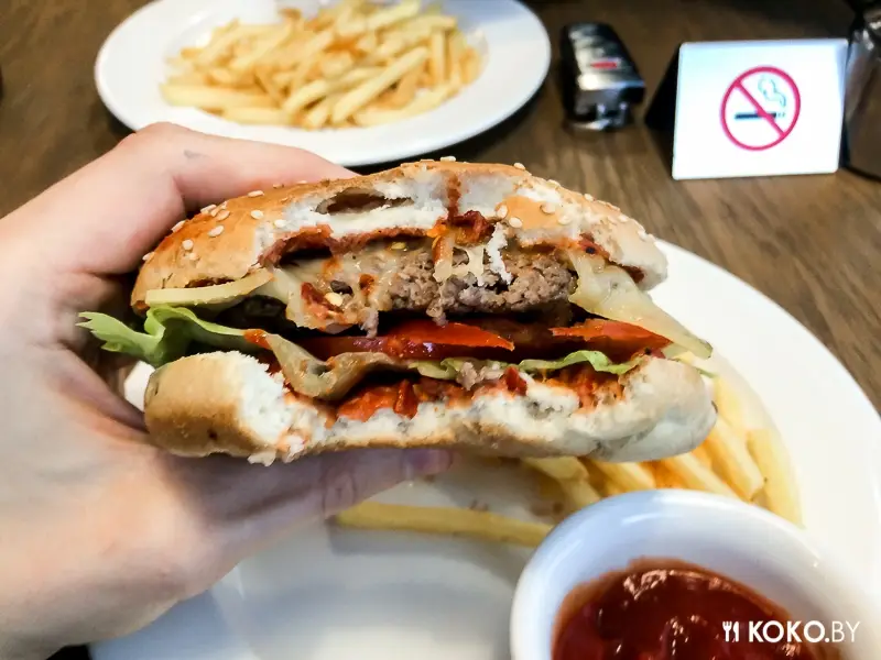 Заведения: «BURGER BOX» — лавка с бургерами, под крышей ресторанного комплекса «Food Republic»