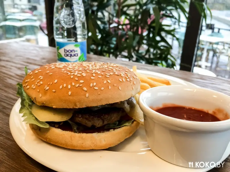Заведения: «BURGER BOX» — лавка с бургерами, под крышей ресторанного комплекса «Food Republic»