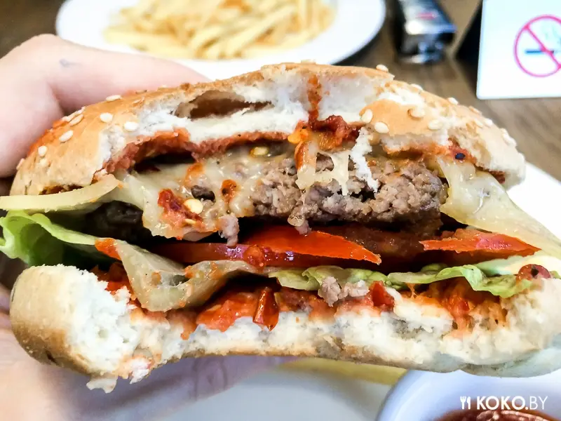 Заведения: «BURGER BOX» — лавка с бургерами, под крышей ресторанного комплекса «Food Republic»