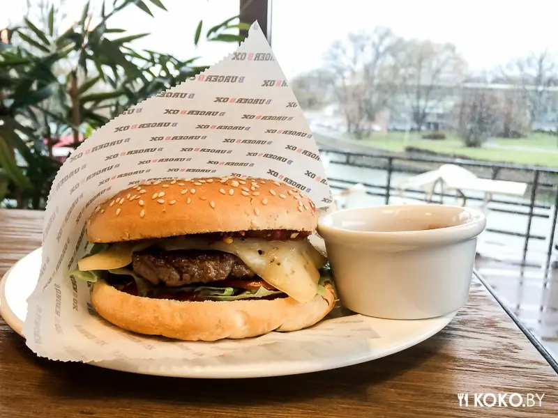 Заведения: «BURGER BOX» — лавка с бургерами, под крышей ресторанного комплекса «Food Republic»