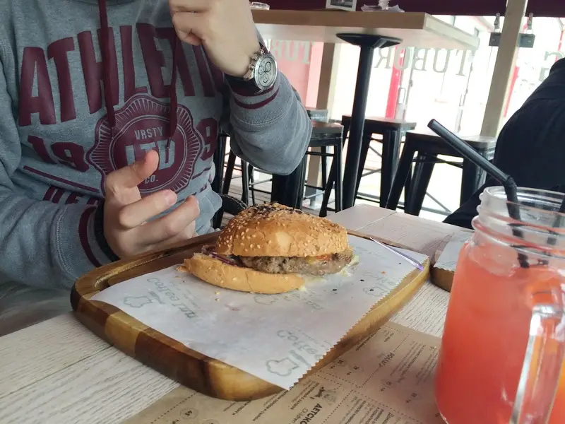 Заведения: Сегодня мы охотимся на редкий вид бургеров в снэк-баре «Coffee inn (Кофе ин)»
