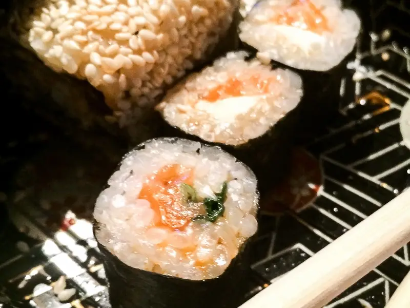 Заведения: Доверяй, но проверяй: «Sushi House» — повлияет ли скидка в 50% на роллы со свежим лососем на их качество?