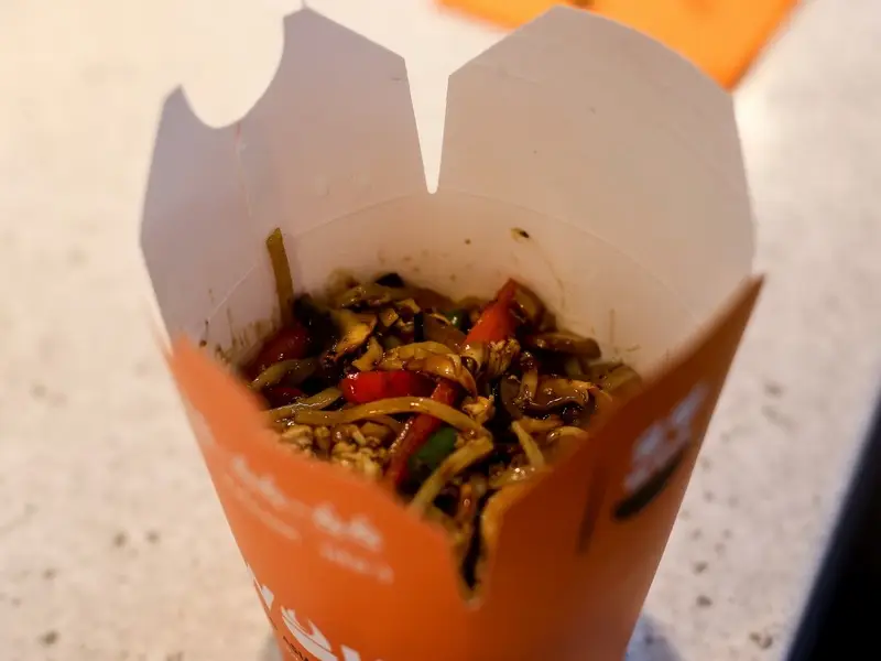 Заведения: Китайскую коробочку с лапшой от WOK теперь можно отведать на «Фуд Репаблике»