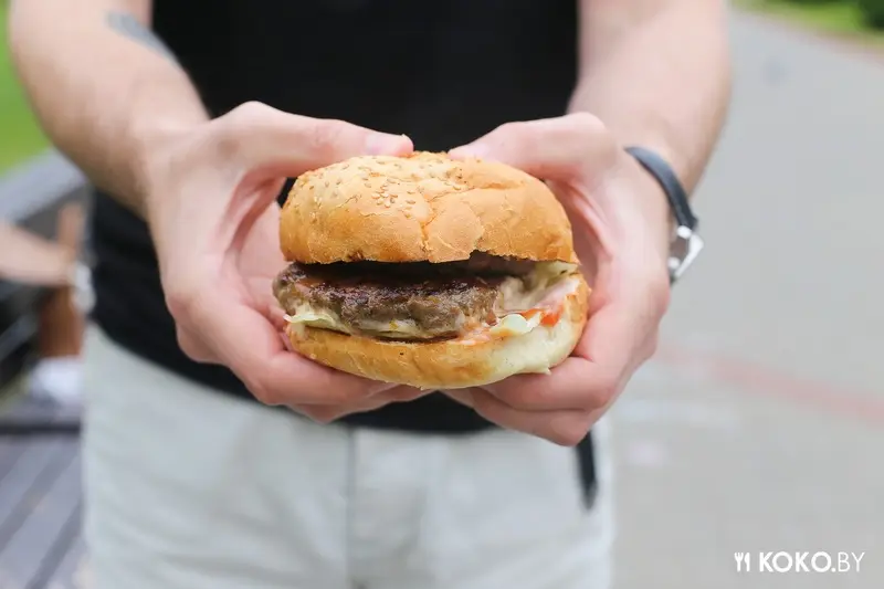 Заведения: «Dodo Burger (Додо Бургер)» — бургеры на Комаровском рынке практически как дома