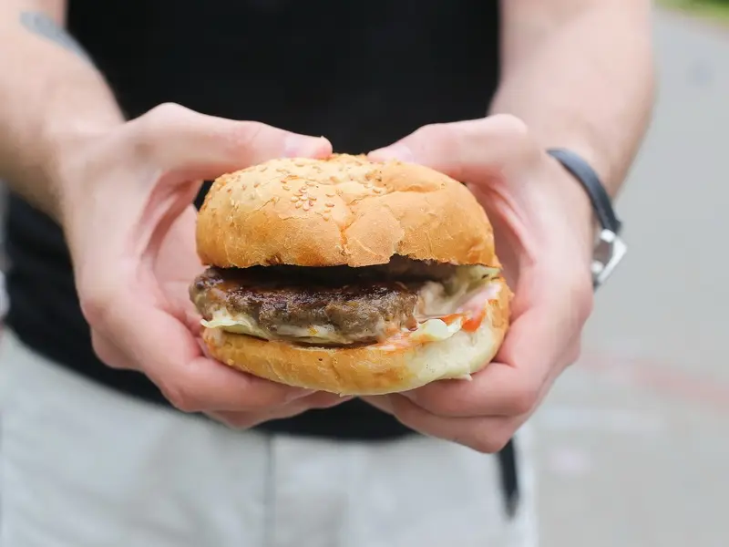 Заведения: «Dodo Burger (Додо Бургер)» — бургеры на Комаровском рынке практически как дома