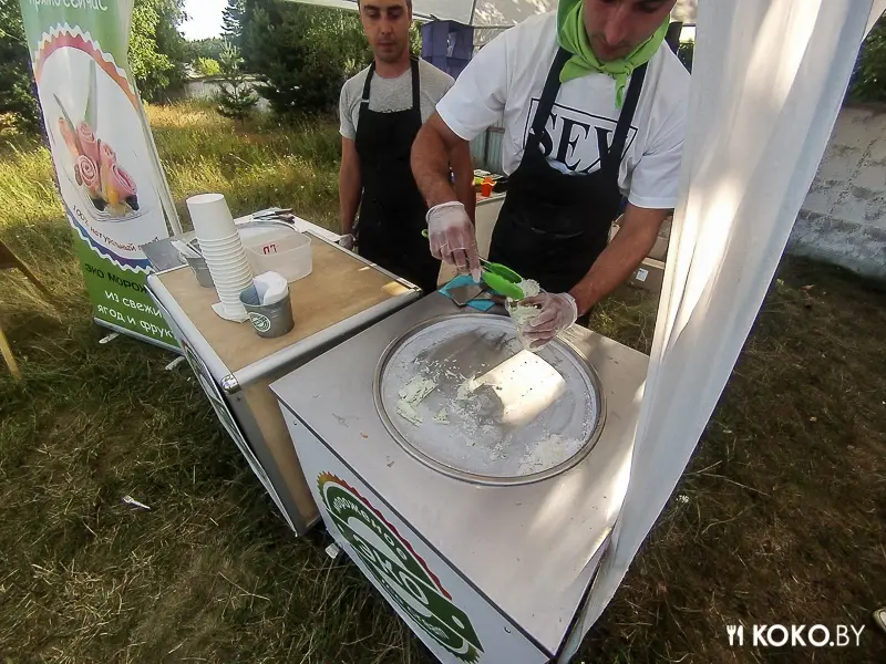 Фотоотчеты: Эко мороженое за 50 000, шашлык, френч-доги и бургеры. Авиафестиваль на аэродроме Боровая