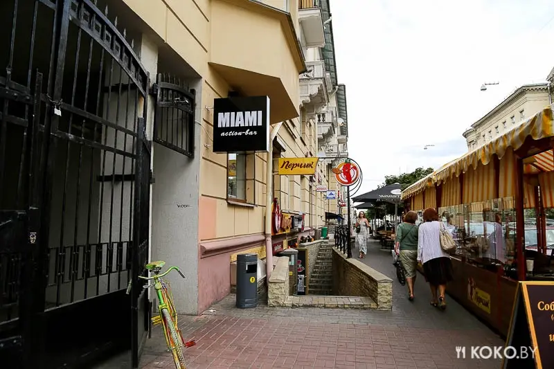 Заведения: Своими глазами: Miami — единственное заведение в Минске, где коктейли приносят полуголые официантки