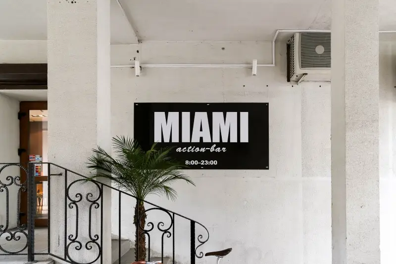 Заведения: Своими глазами: Miami — единственное заведение в Минске, где коктейли приносят полуголые официантки