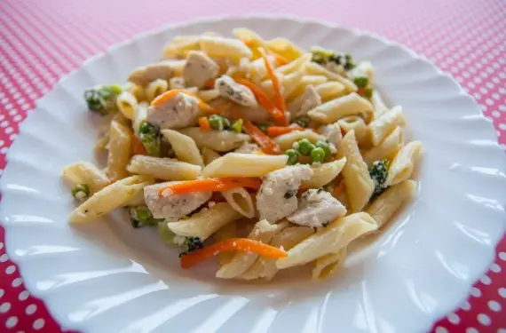 Макароны: Паста с курицей и сливочным соусом