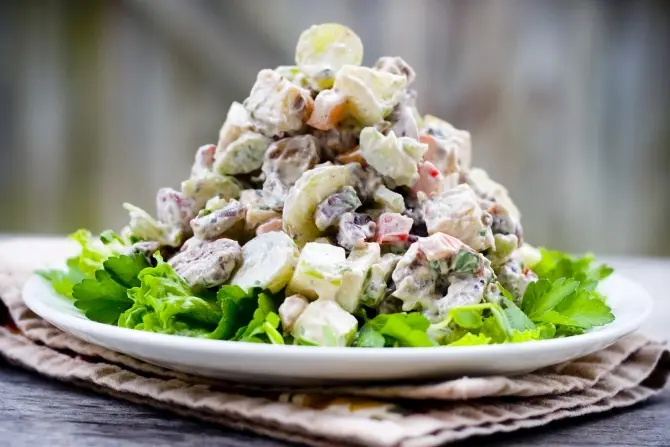 Рецепты: Легкий салат с яблоком и куриной грудкой под соусом из йогурта