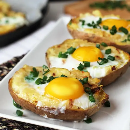 Закуски: Яйцо с сыром, запеченное в картофеле