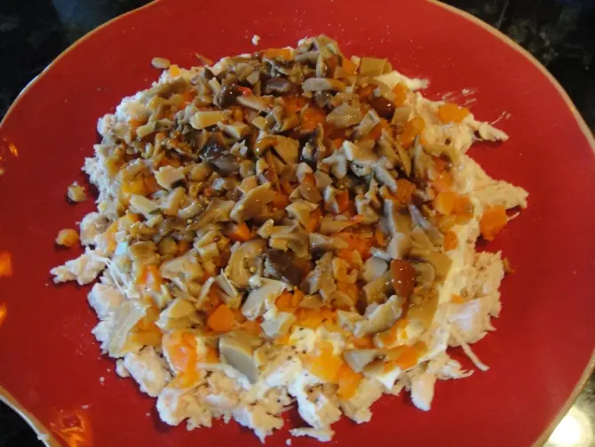 Слоеный картофельный салат с маринованными опятами