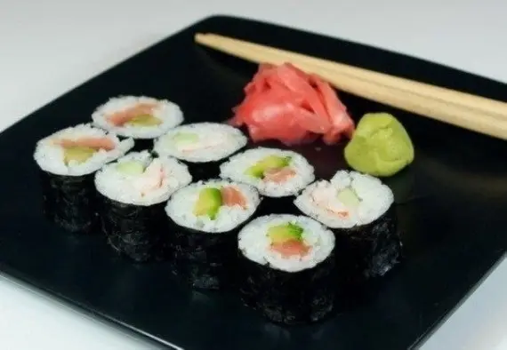 Кухни мира: Роллы с авокадо, лососем и огурцом