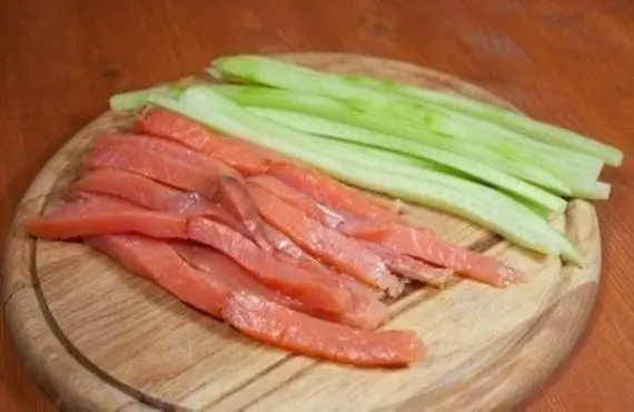 Кухни мира: Роллы с авокадо, лососем и огурцом