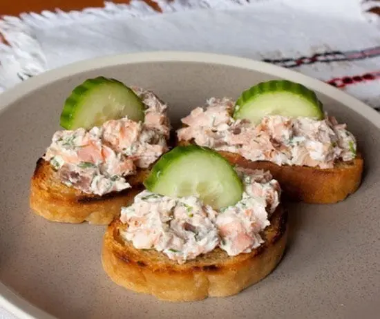 Бутерброды с копченой рыбой и сливочным сыром