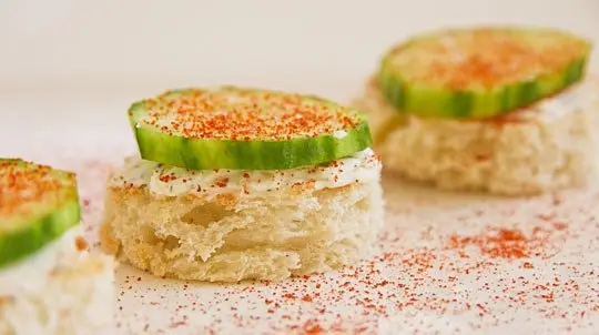 Бутерброды: Легкая закуска: кростини с огурцами