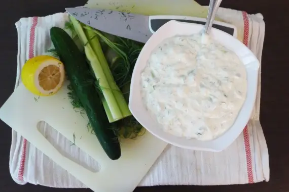 Соусы и заправки: Соус из огурцов для летних блюд