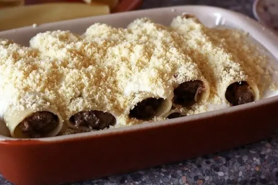 Макароны: Фаршированные мясом каннеллони в сливочно-сырном соусе