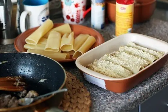 Макароны: Фаршированные мясом каннеллони в сливочно-сырном соусе