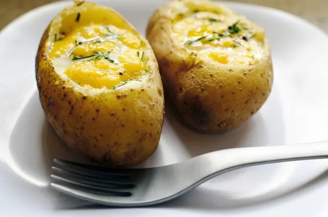 Вкусно не всегда сложно: Картофель с начинкой из ветчины и яйца