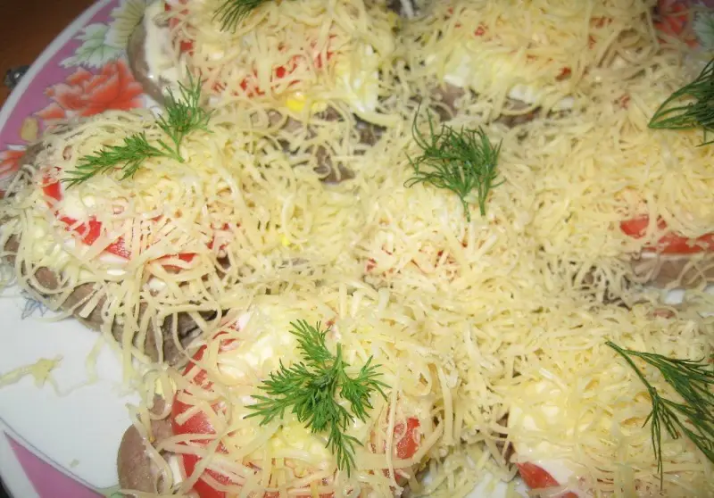 Закуски: Язык под сыром «По-королевски»