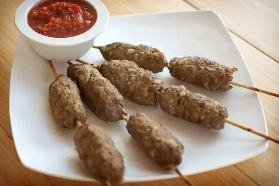 Мясо: Люля кебаб из свинины с соусом дзадзыки от Сергея Малаховского
