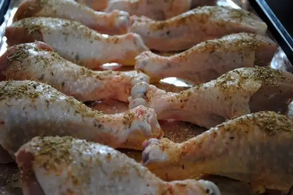 Птица: ФОТО РЕЦЕПТ: Куриные ножки с пармезаном и чесноком