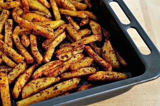 Овощи и гарниры: Жаренный в духовке картофель со специями