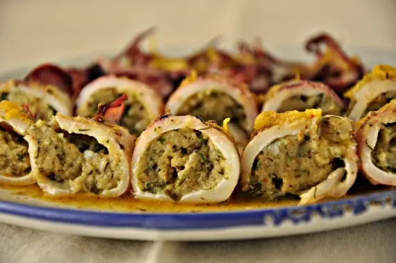 Морепродукты: Кальмары фаршированные грибами и сыром
