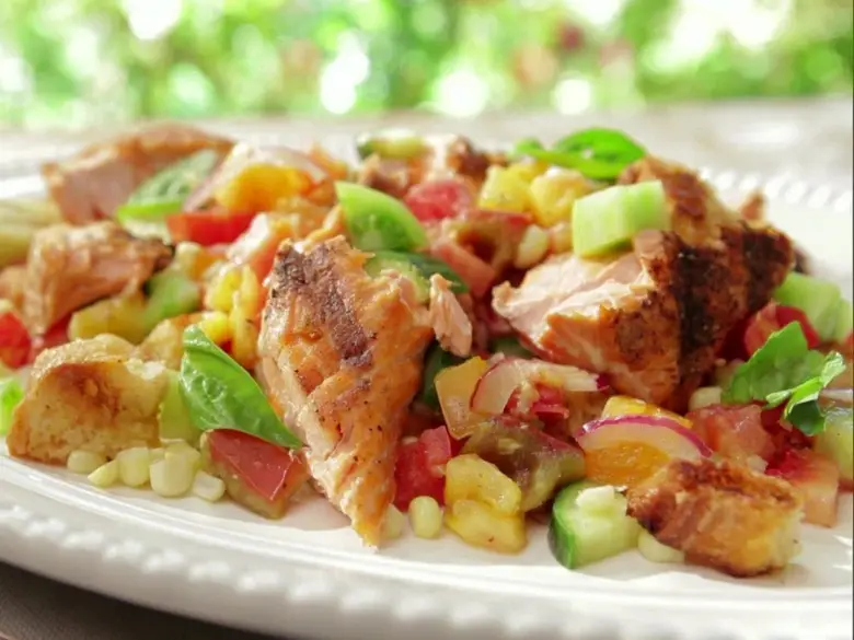 Рецепты: Салат из грилерованной курицы с кукурузой и свежим огурцом