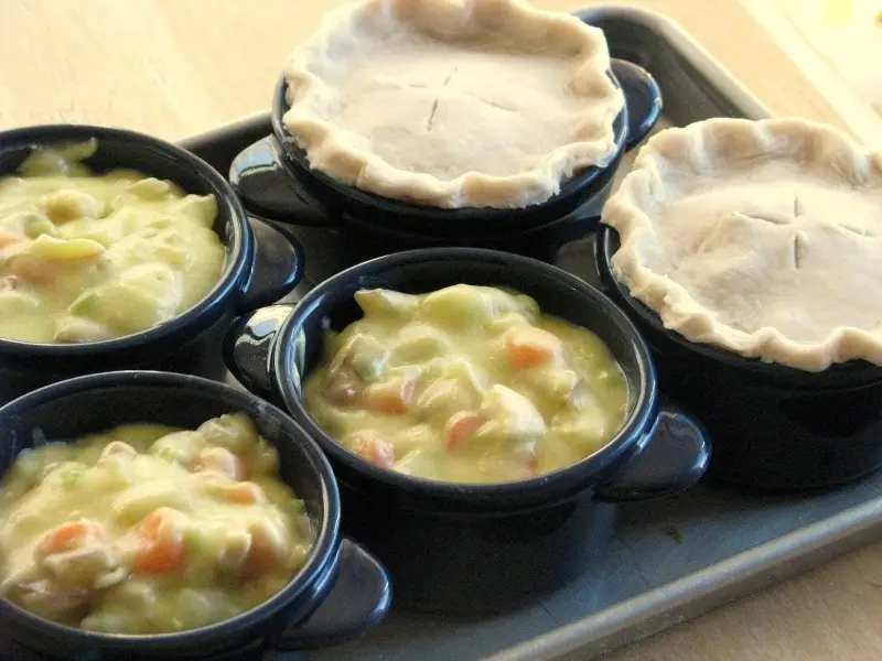 Готовим из птицы: Яйца с курицей и овощами в горшочке