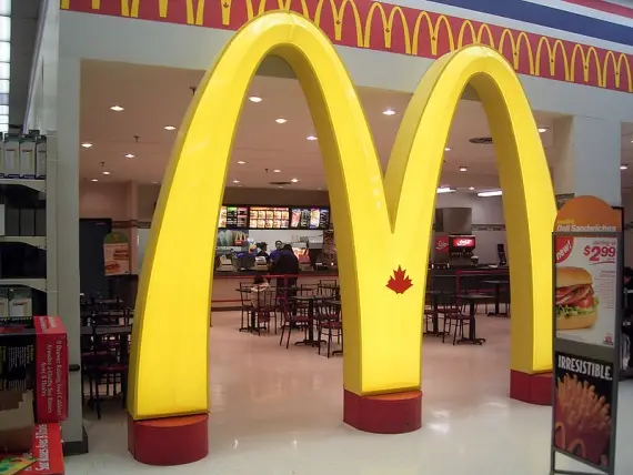 Новости: McDonald's впервые раздаст клиентам столовые приборы