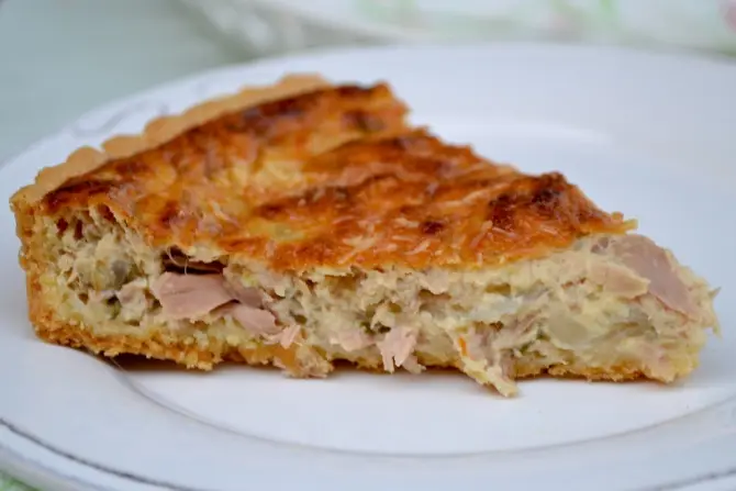 Ароматная выпечка: Киш с тунцом и картофелем