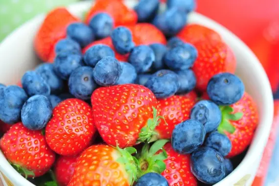 Здоровье: Вкусное о еде: Почему ягоды и фрукты полезны для вашего здоровья