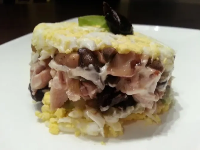 Салаты: Нежный слоеный салат с курицей и грибами