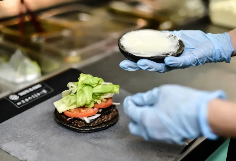 Новости: Burger King в Японии предложил черные бургеры